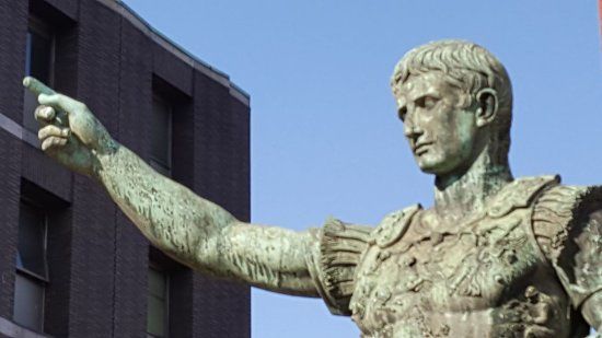 Monumenti a Giulio Cesare e Cesare Augusto